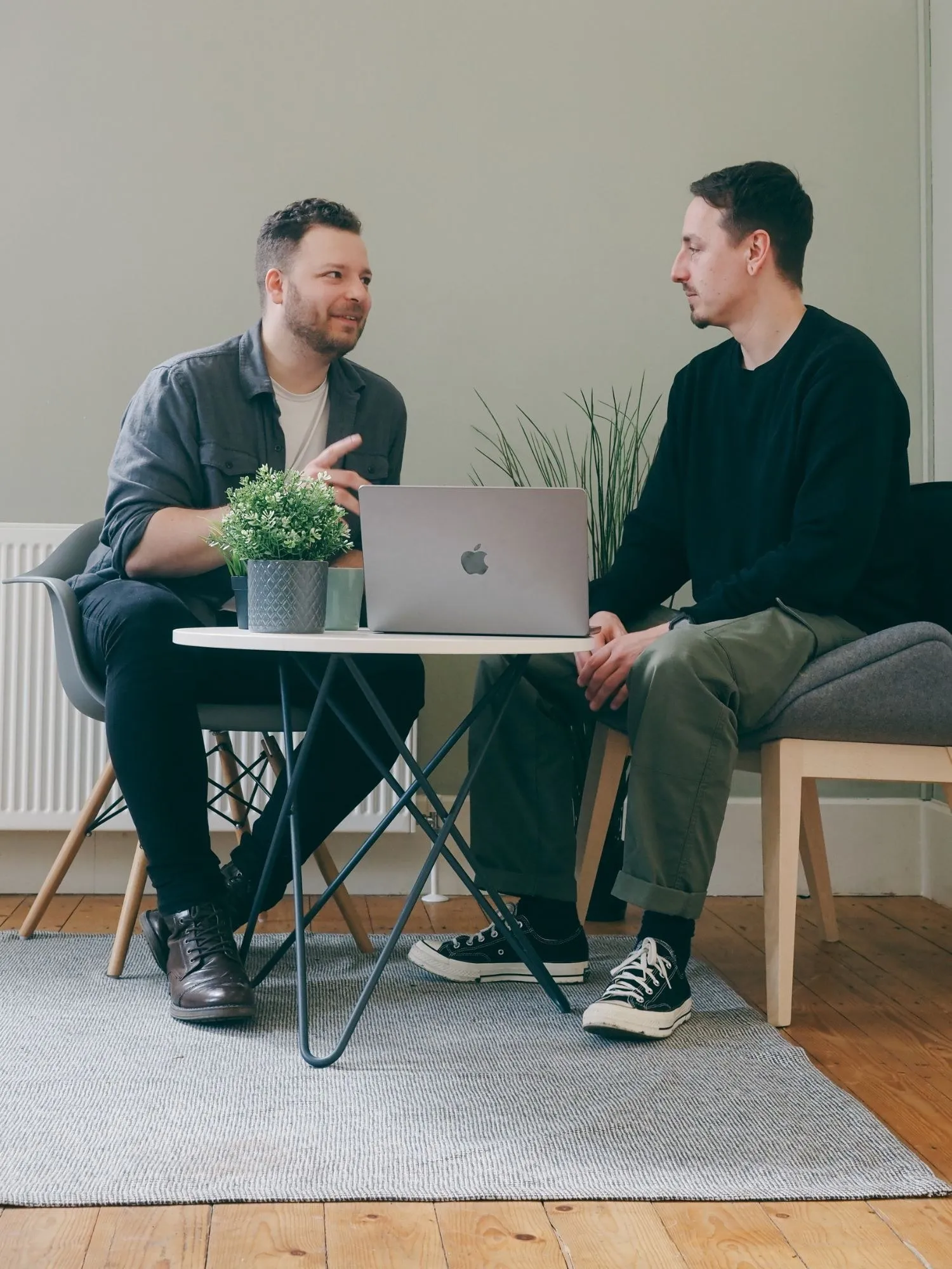 Matt and Ben from Darwin talking over a laptop